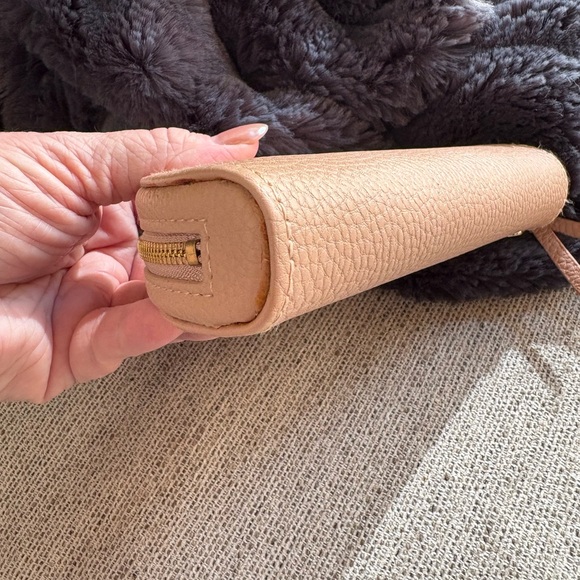 CHLOE, 💯 Authentic Pink Leather Logo Embossed Cosmetic Bag - Picture 5 of 16